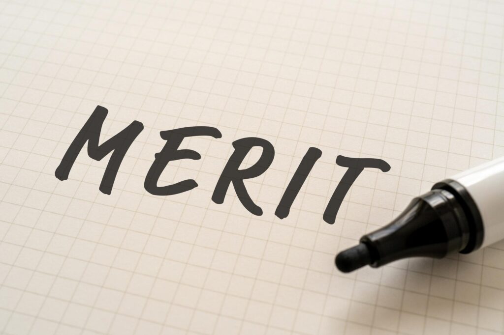 赤い丸が書かれたプレートと「MERIT」の文字が書かれたブロック