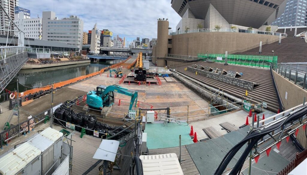 再開発工事と合わせて進む2031年開業予定のなにわ筋線の工事風景