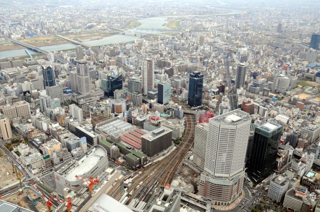 大阪駅上空から空撮した都市の全貌