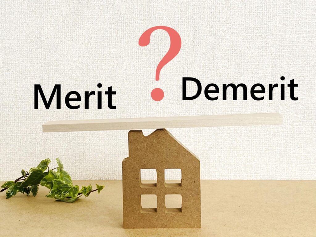 家小物の上の天秤棒とMeritとDemeritの文字
