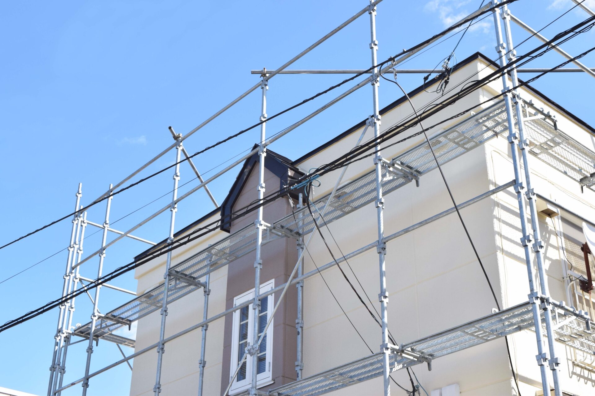 足場が組んである修繕中のアパート