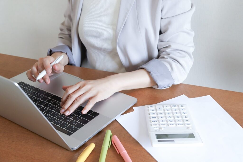 アパートオーナーが帳簿をつけている