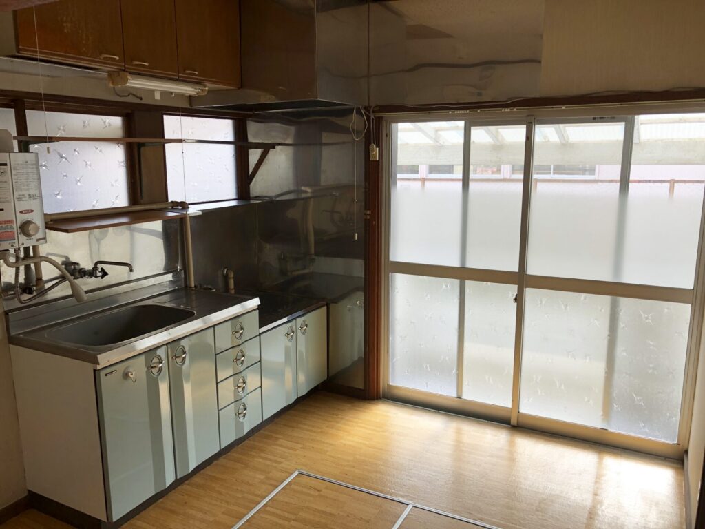 築古アパートのキッチン