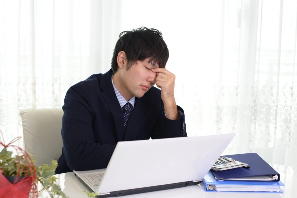 悩みを抱えるアパートオーナー