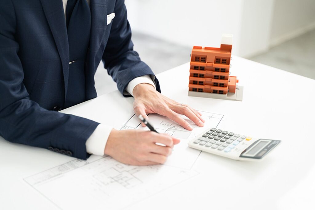減価償却費の計算をしているコンサルタント