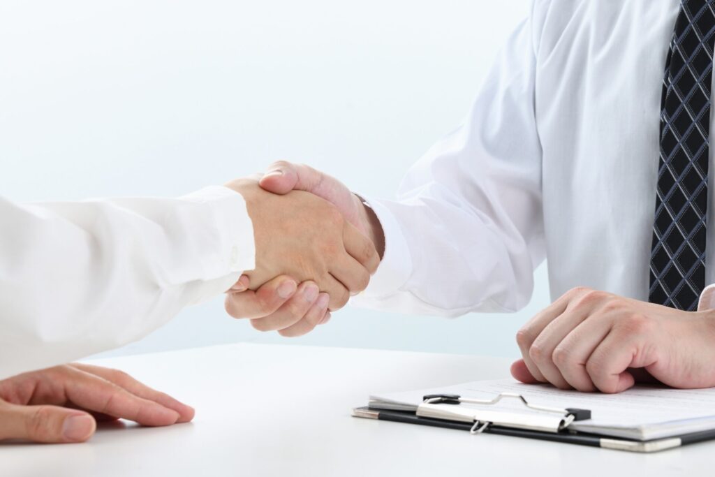 コンサルタントと握手するオーナー