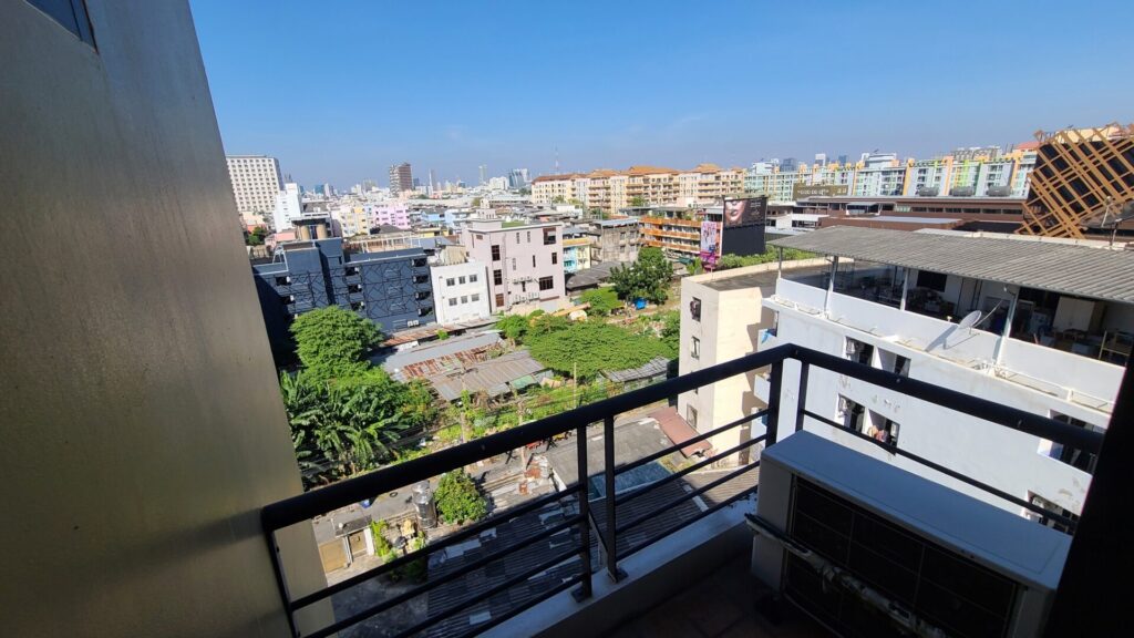 木造アパートのバルコニーからの眺め