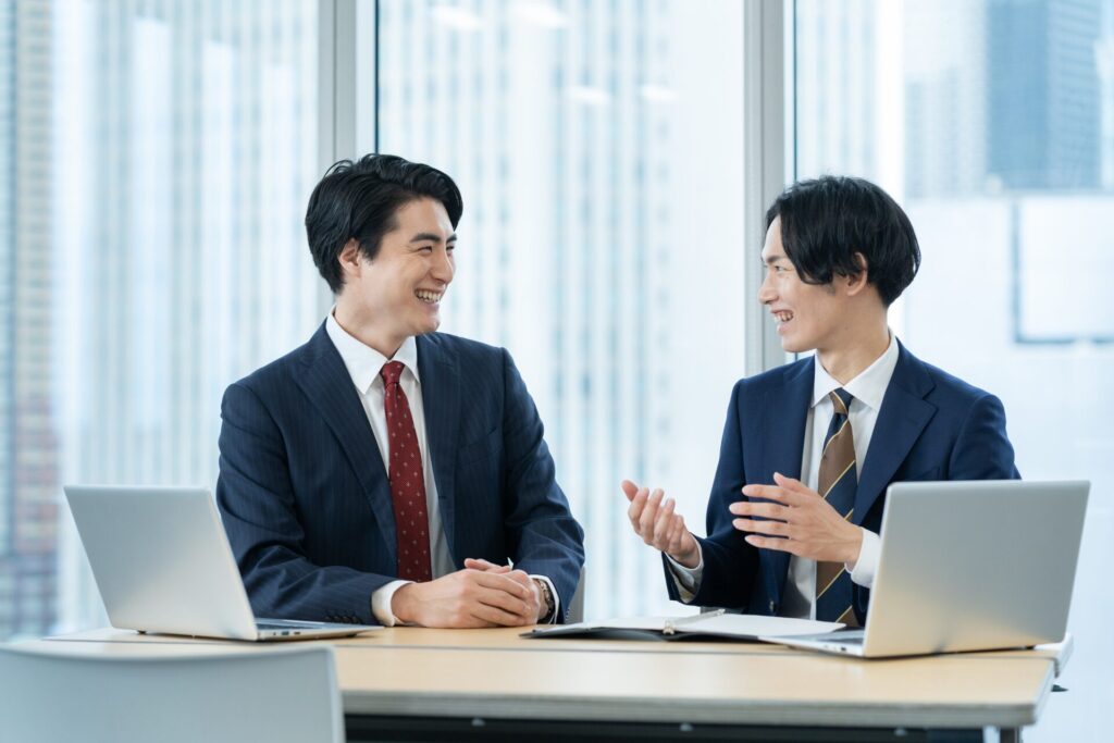 談笑するビジネスパーソン