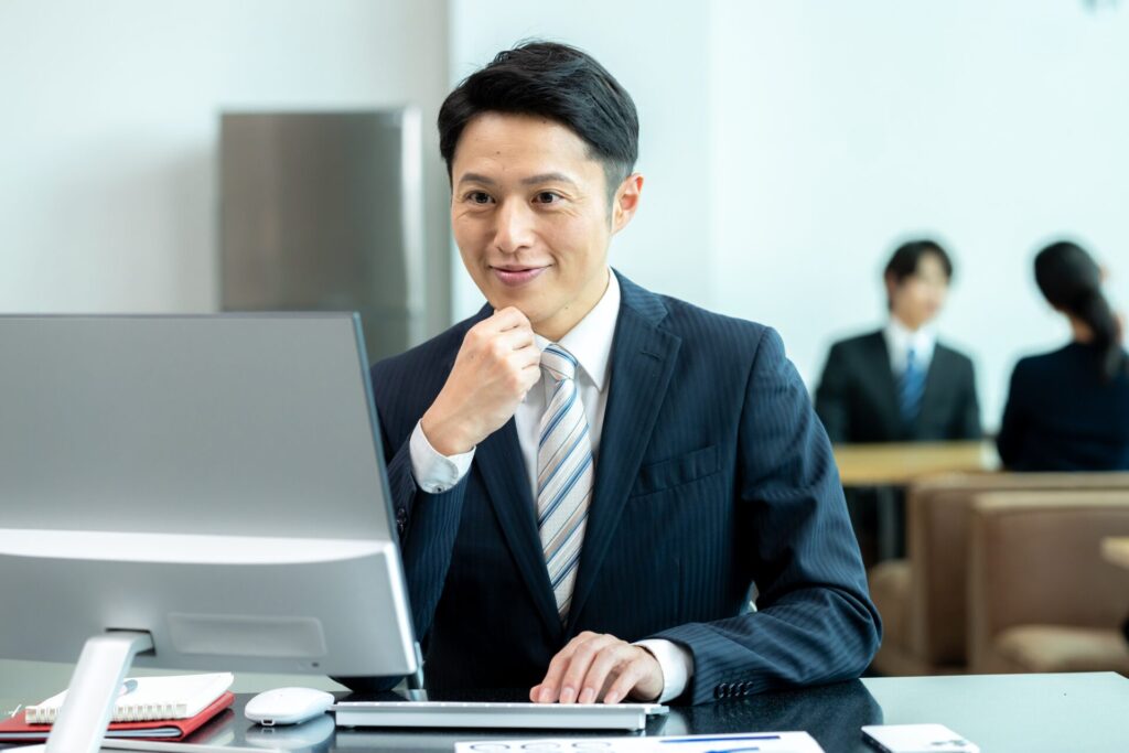 PCの前の男性