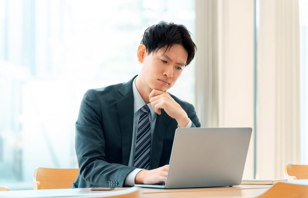 PCの画面を睨む男性