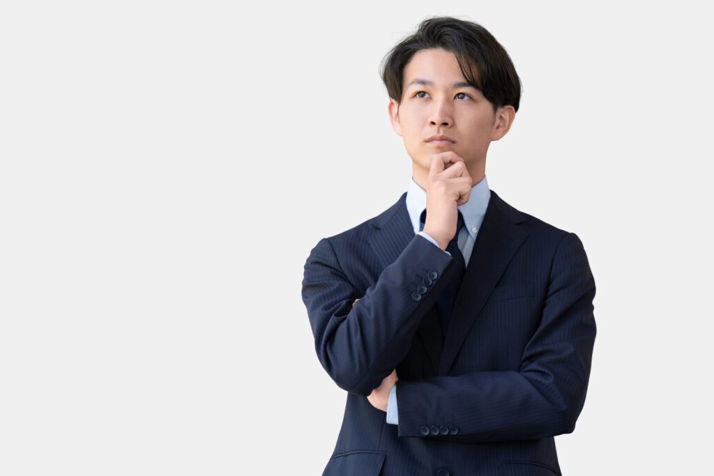 遠くを見るビジネスパーソン