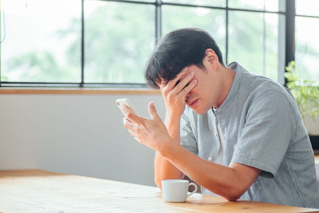 頭を抱えるオーナー