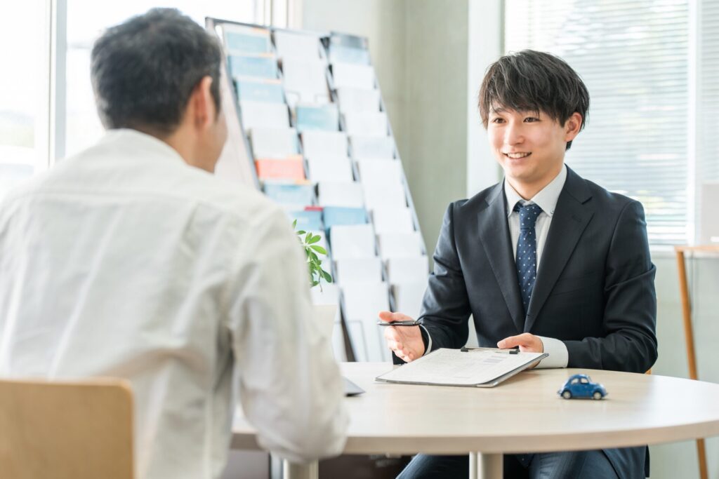 市民の相談に乗る公務員